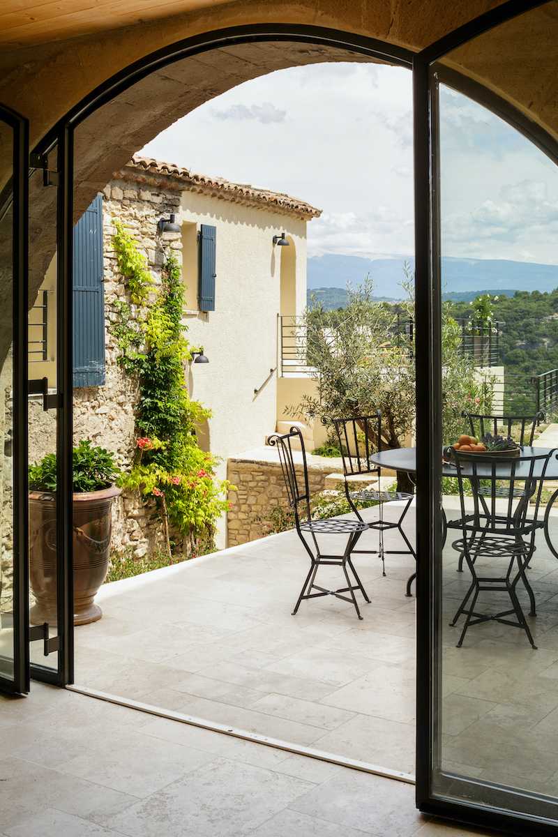 Jardin provençal authentique et pittoresque - terrasse derrière la baie vitrée