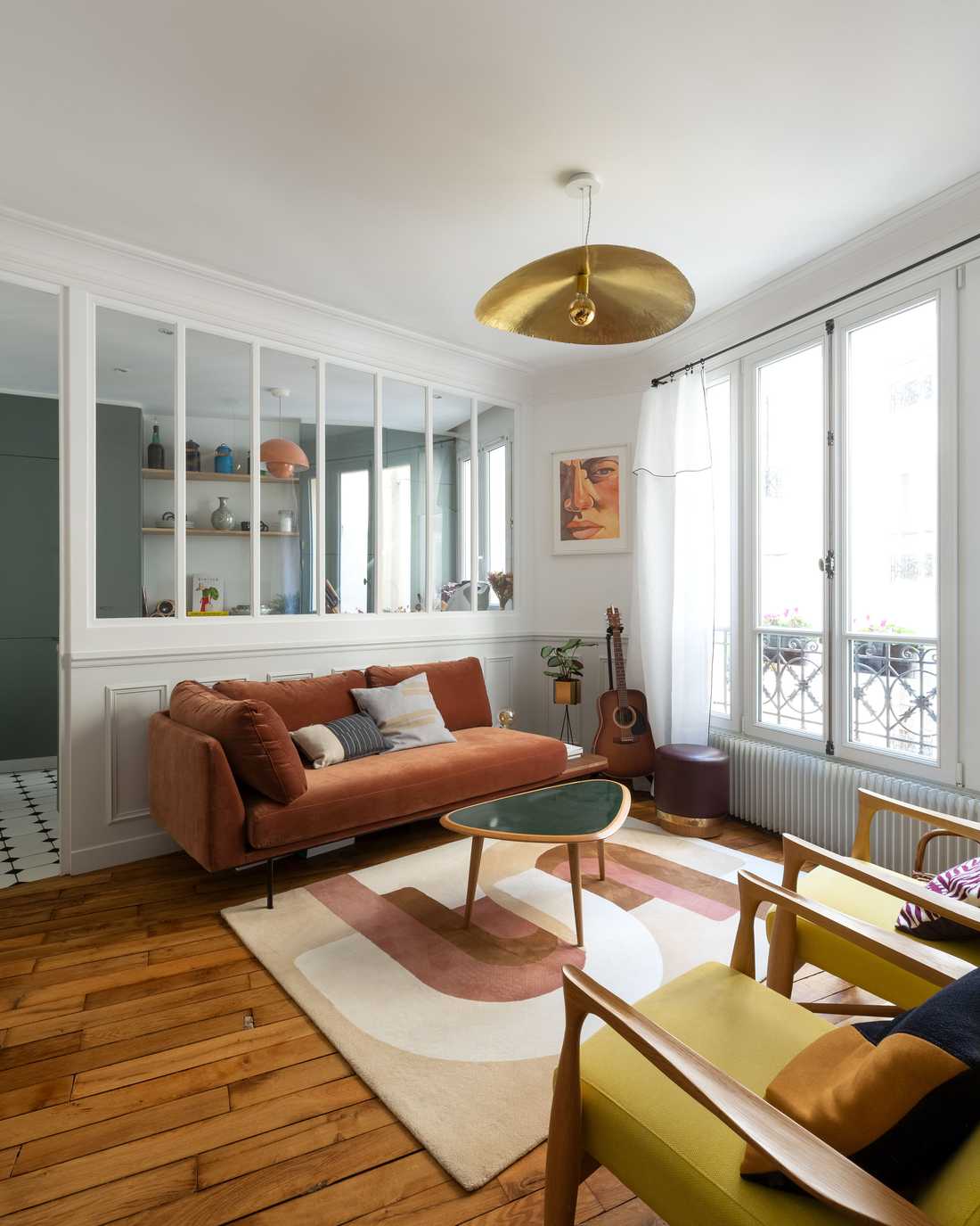 Relooking d'intérieur d'un salon avec verrière dans un appartement à Nîmes