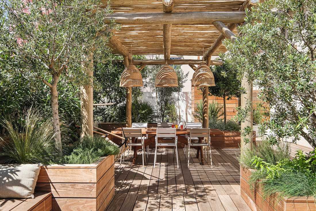 Aménagement d'une terrasse en bois par un jardinier paysagiste à Nîmes