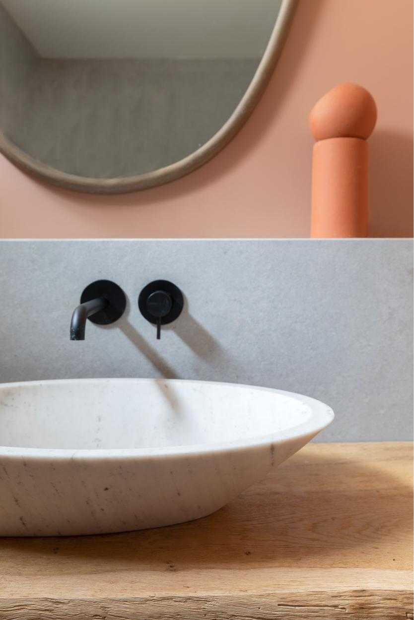 Détail d'un lavabo en marbre de style contemporain