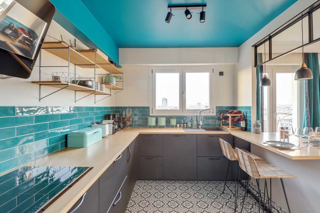 Plan de travail de la cuisine d'un appartement rénové par un architecte dans le Gard