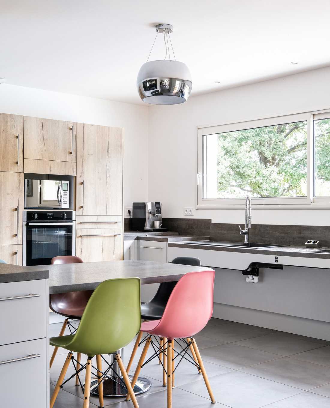 Un architecte d'intérieur in Nîmes aménage une cuisine accessible aux personnes à mobilité réduite PMR)