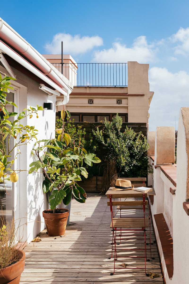 Aménagement d'un espace de vie à l'extérieur -  terrasse côté balcon avec transat