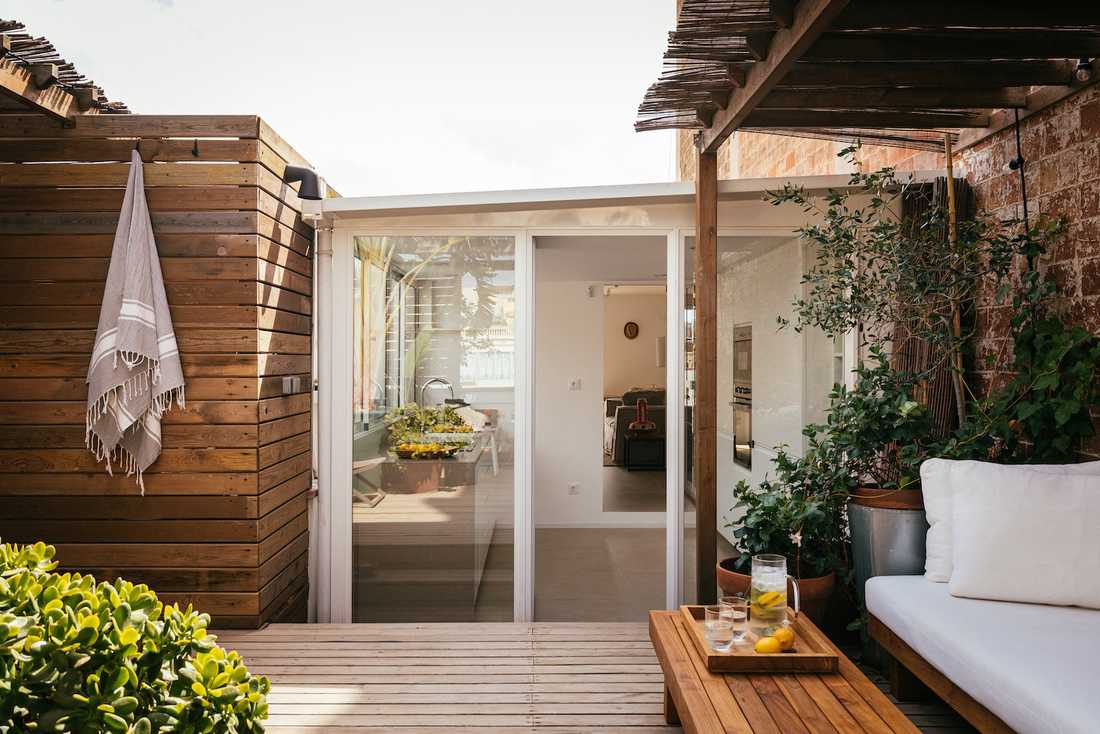 Aménagement d'un espace de vie à l'extérieur -  vue de la cuisine depuis la terrasse