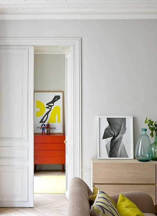 An interior decorator designs the living room of a historic apartment in Nîmes