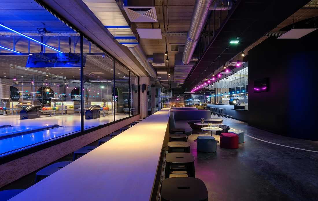 Restaurant - bar d'un bowling aménagé par un architecte dans le Gard