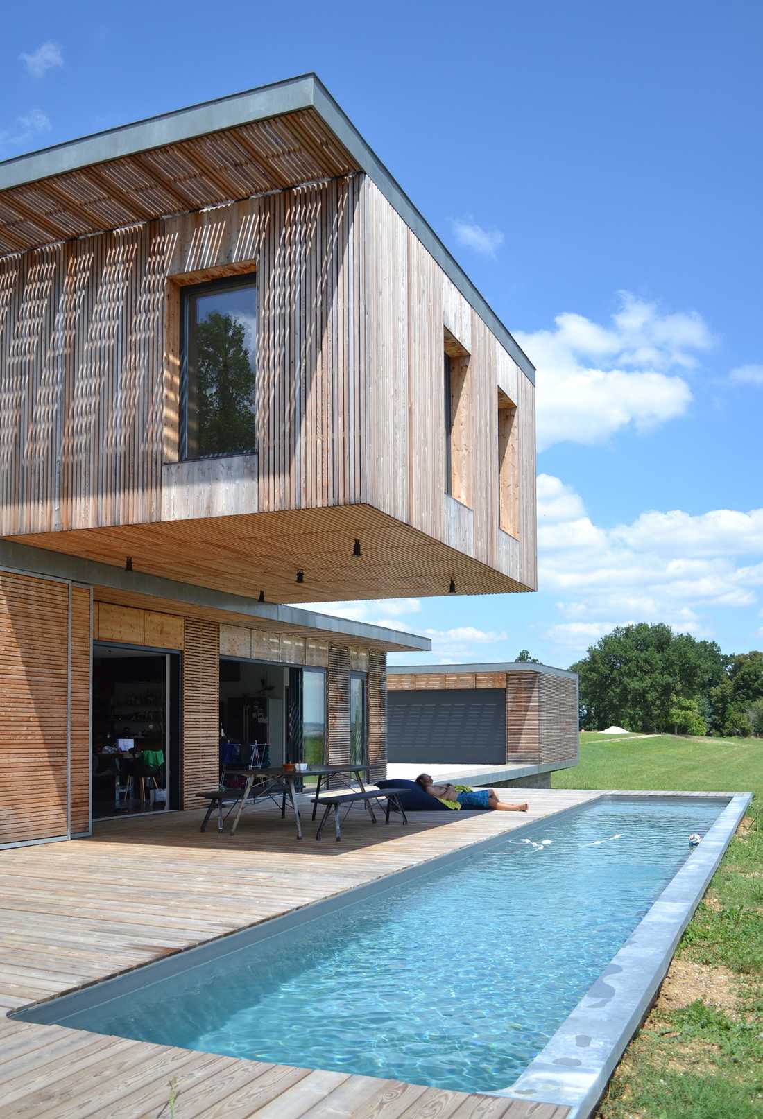Maison d'architecte en bois et béton avec piscine