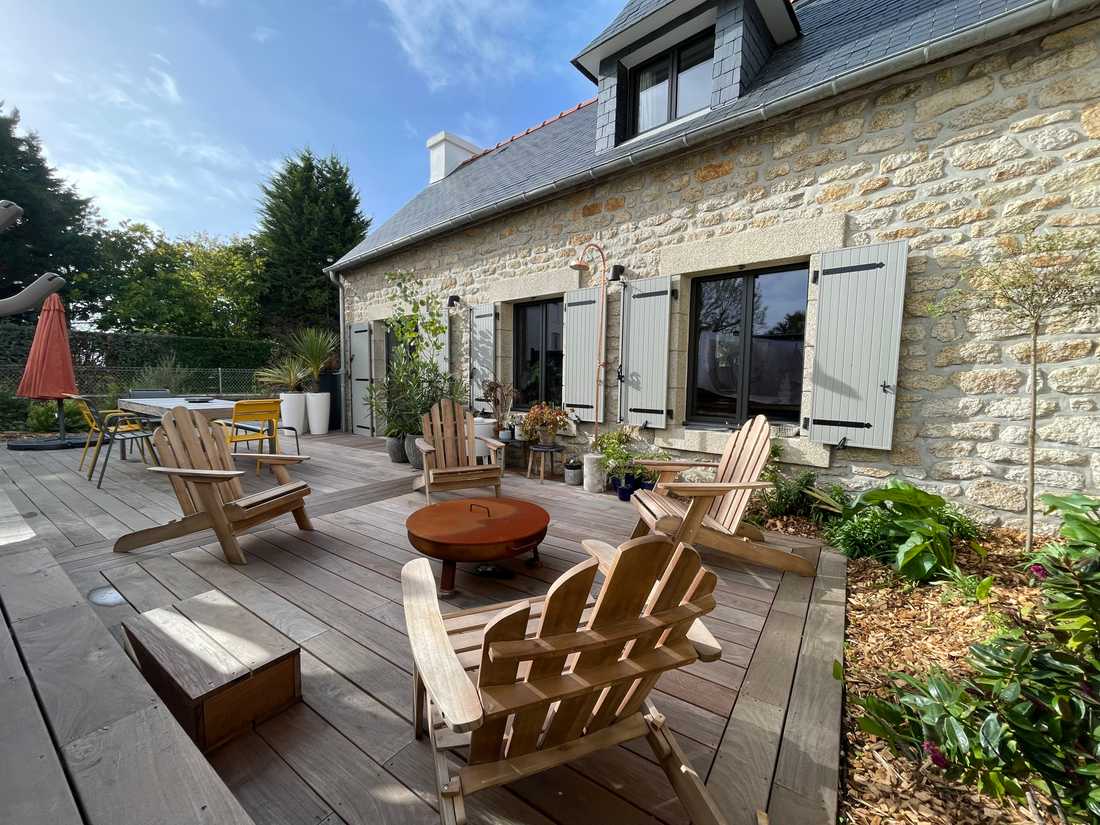 Création d'une terrasse en bois dans une maison en pierre bretonne par un architecte d'intérieur - paysagiste 