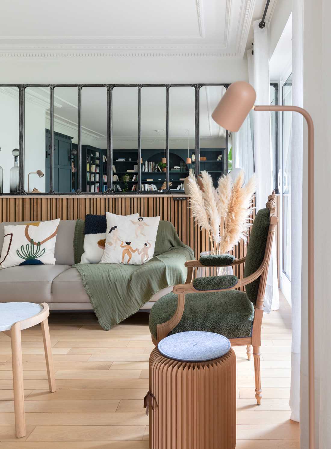 Séparation entre un salon et une cuisine avec une verrière conçue par un décorateur d'intérieur in the Nîmes Area