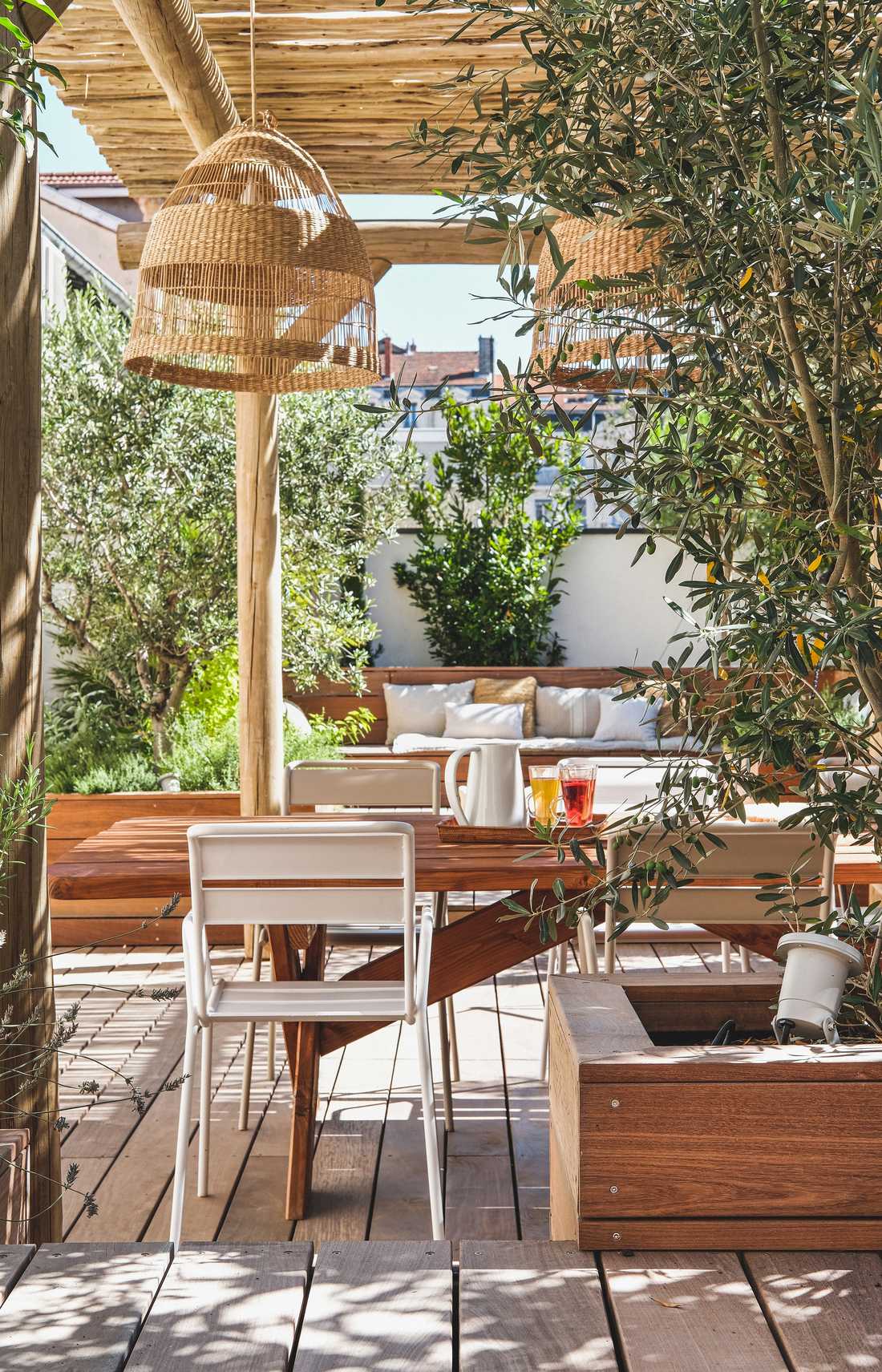 Terrasse en bois dans un appartement à Nîmes conçu par un jardinier paysagiste