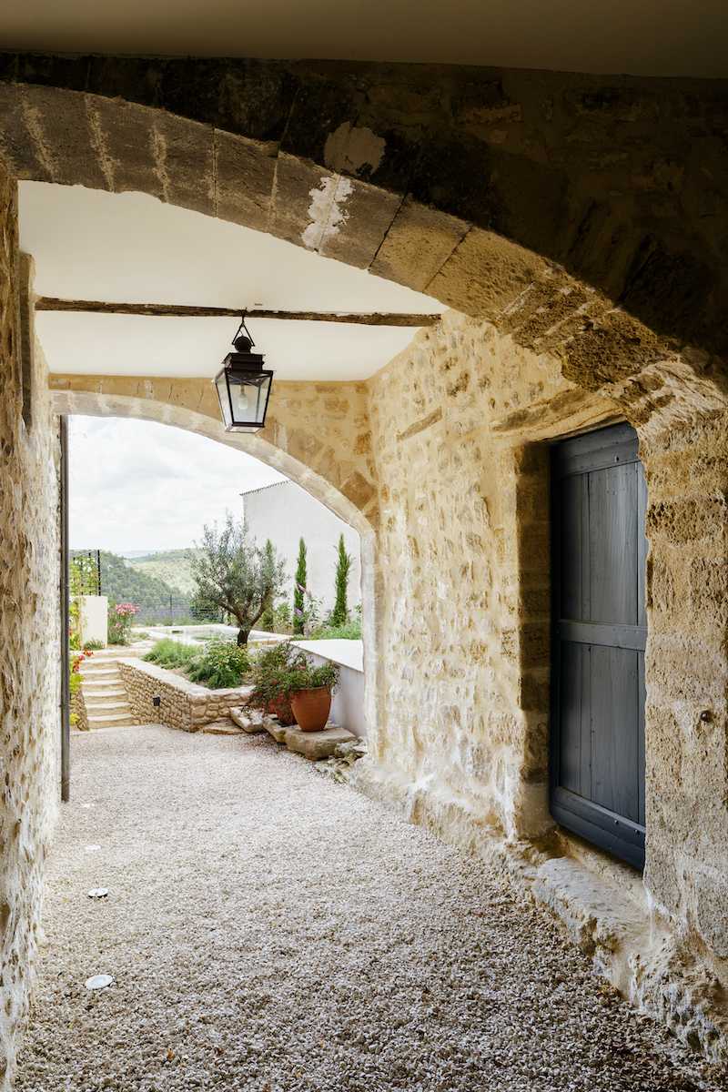 Rénovation intérieure d'une villa provençale - accès extérieur sous porche