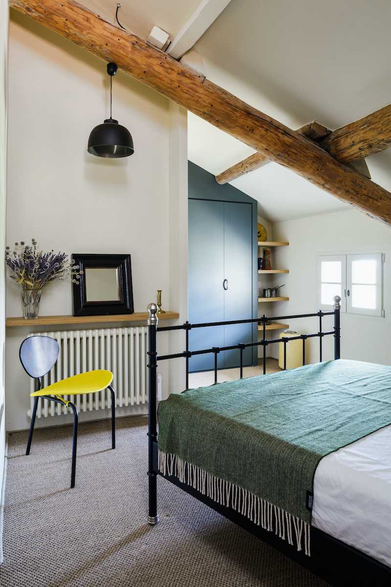 Rénovation intérieure d'une villa provençale - une chambre avec lit double