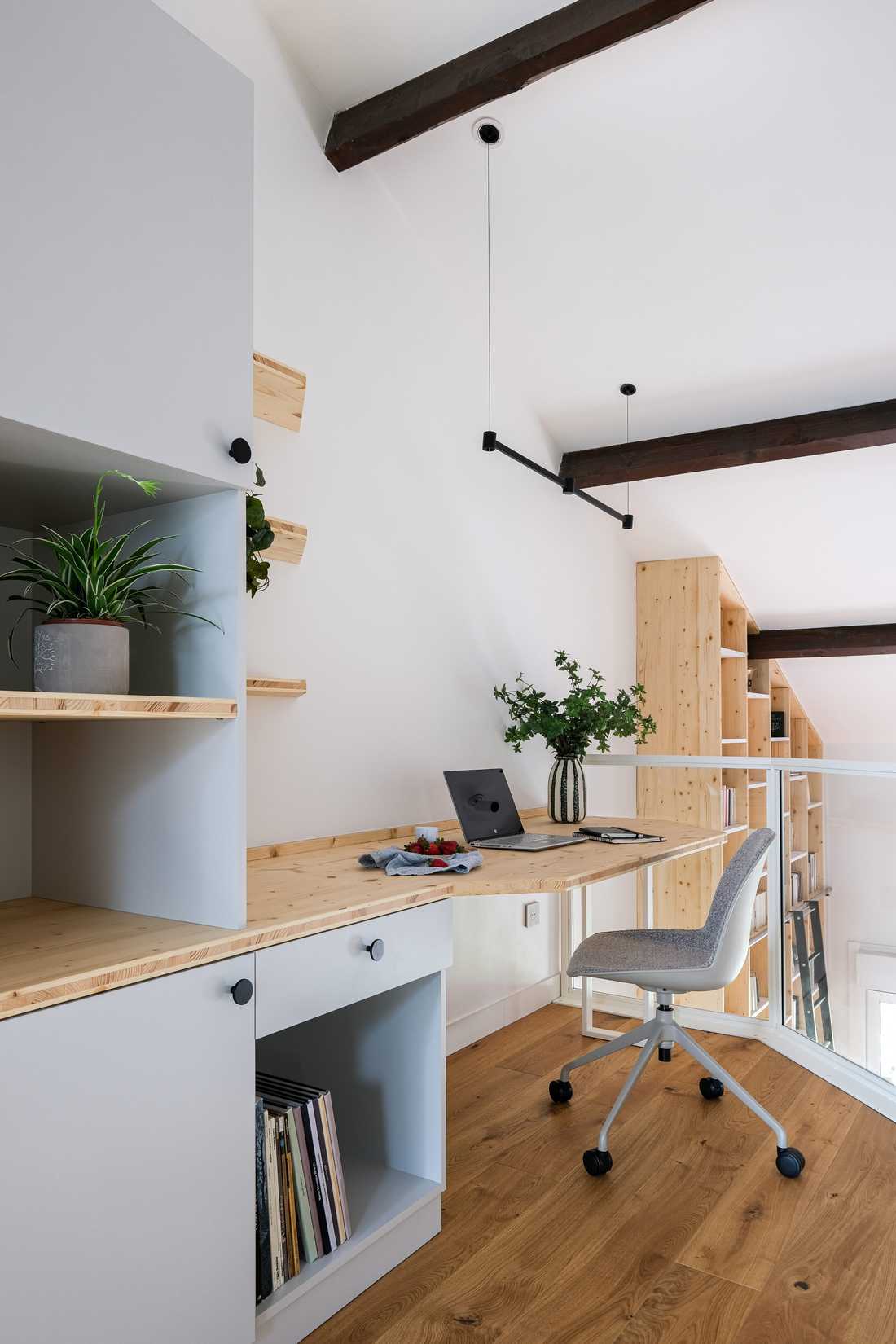 Bureau sur mesure dans un duplex avec mezzanine