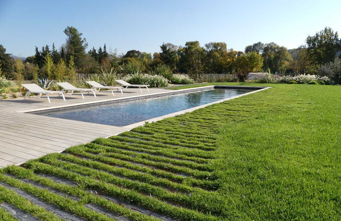 Jardin avec piscine dans le Gard