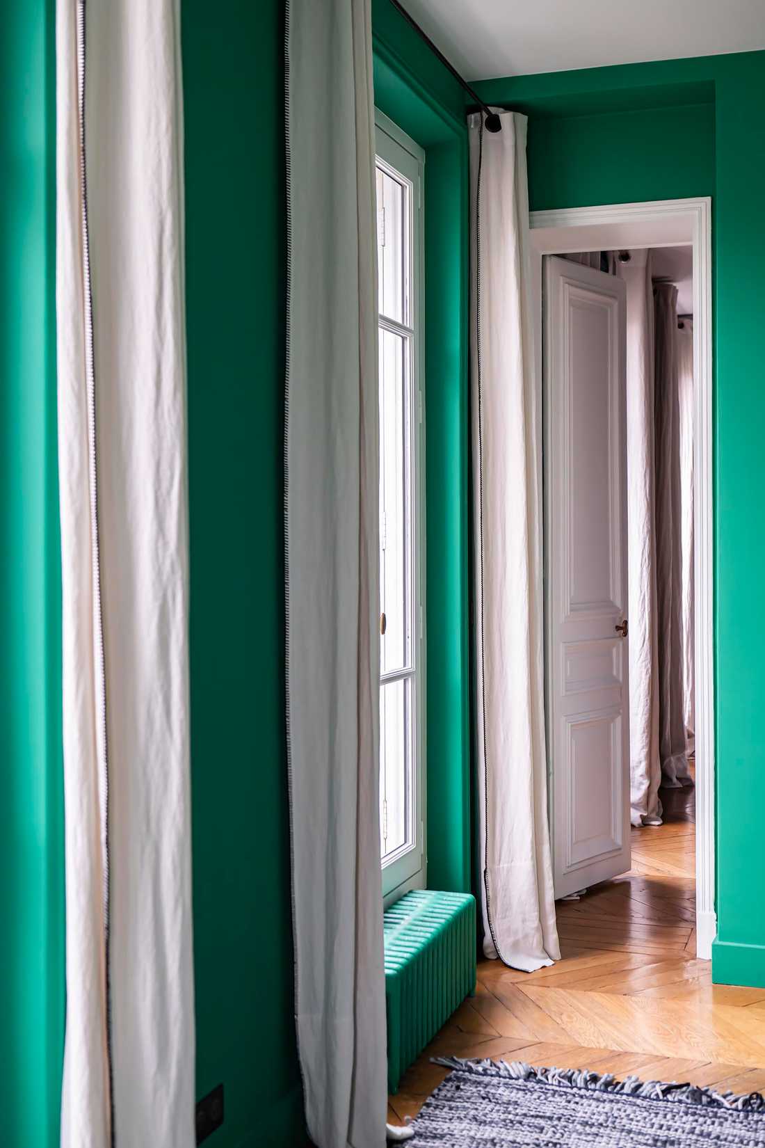 Couloir dans un appartement, avec des rideaux blancs