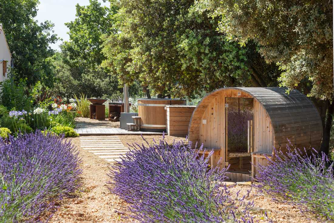 Jardin chic et authentique en Provence - spa avec sauna et bain nordique