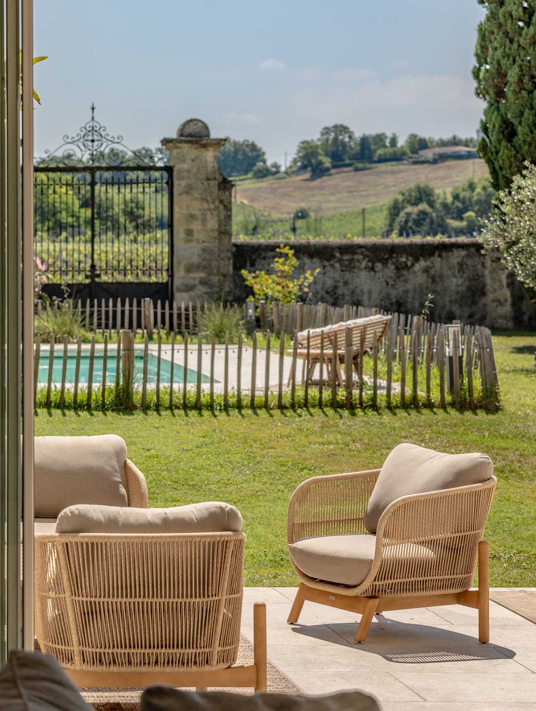 Aménagement paysager du jardin d'un chateau avec piscine dans le Gard