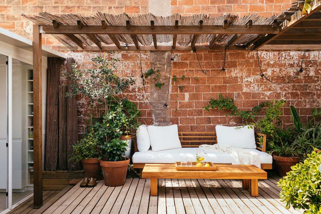 Aménagement d'un espace de vie à l'extérieur -  la terrasse avec canapé